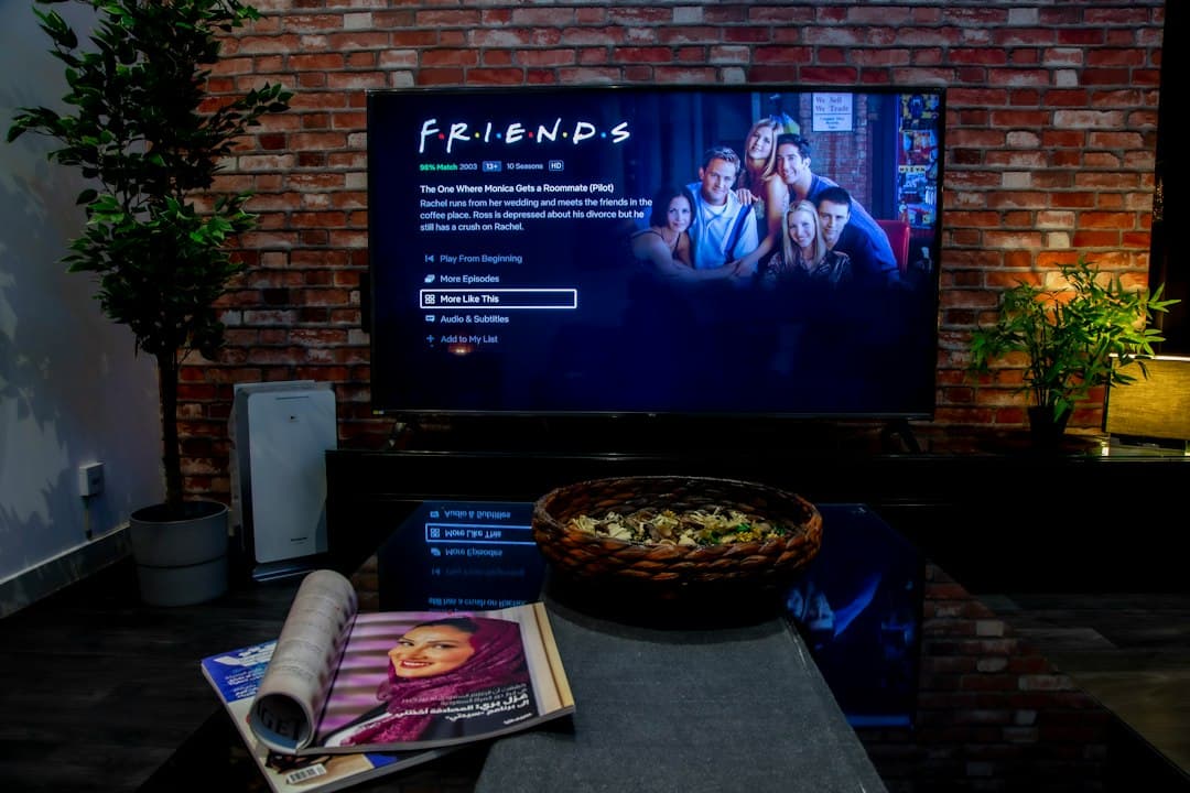Personne configurant un abonnement IPTV sur une Smart TV dans un salon