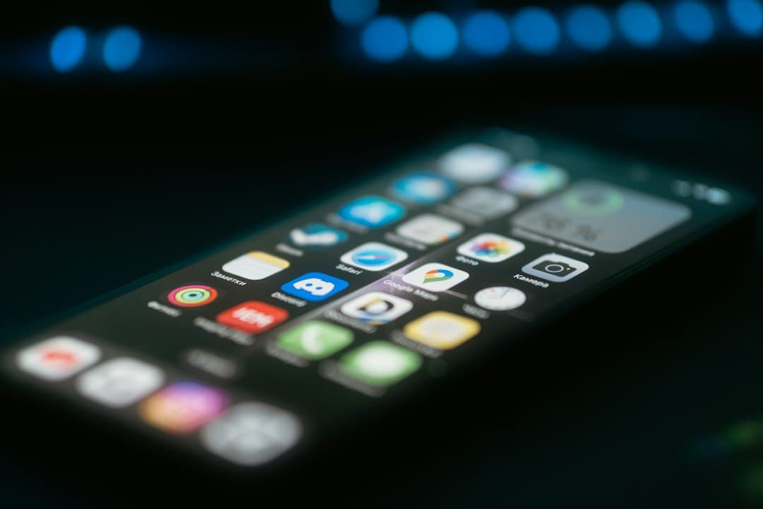 Plusieurs icônes d'applications IPTV alignées sur un écran de smartphone
