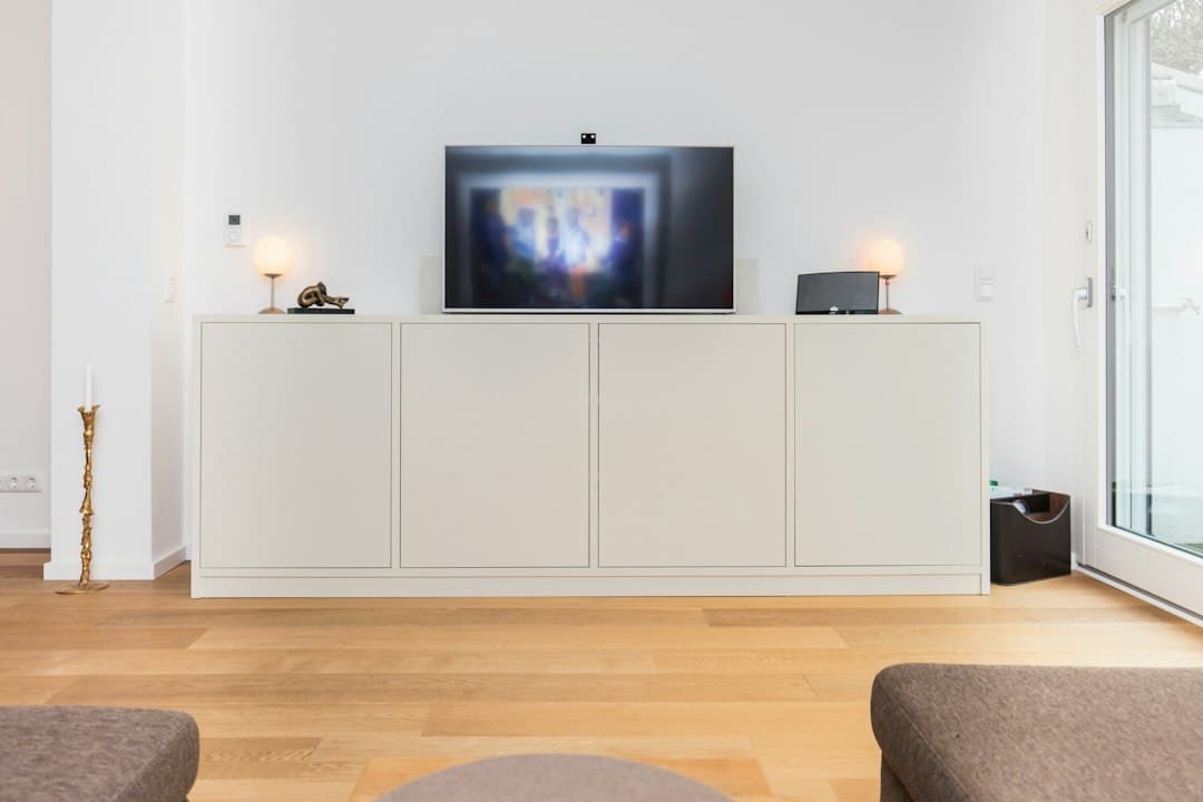 Téléviseur affichant un contenu en 4K dans un salon