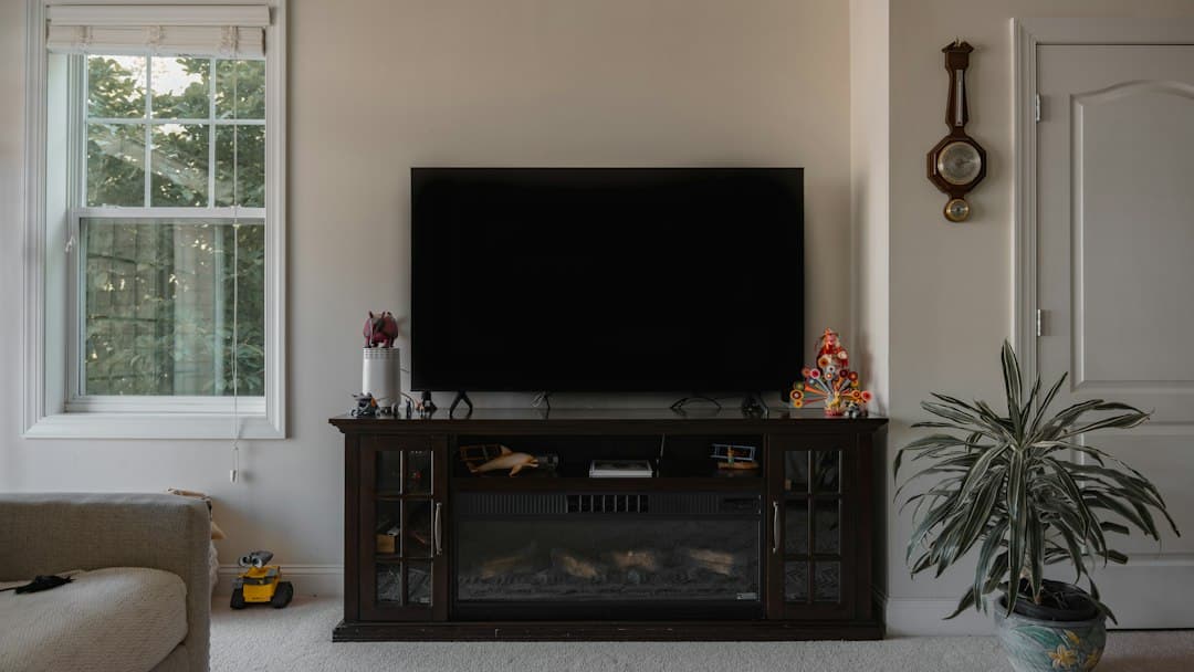 Box internet française connectée à un téléviseur dans un salon