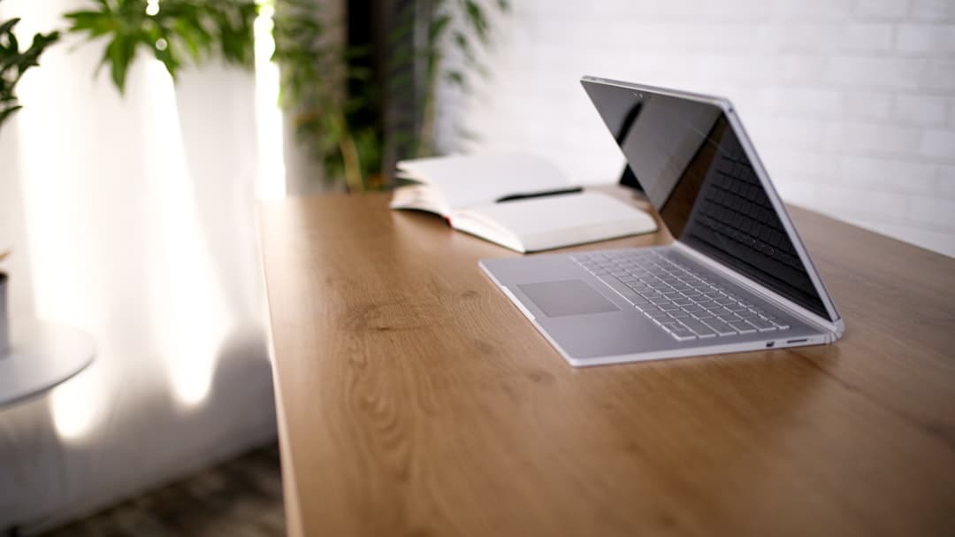 Personne consultant des documents légaux sur un ordinateur portable