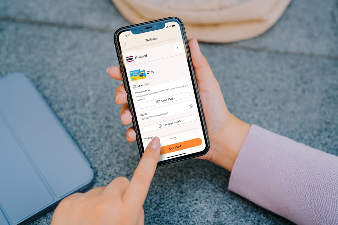 Personne comparant des prix d'abonnements IPTV sur son téléphone