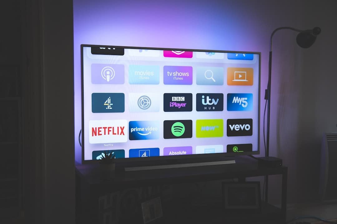 Interface d'une application IPTV affichée sur une Smart TV dans un salon